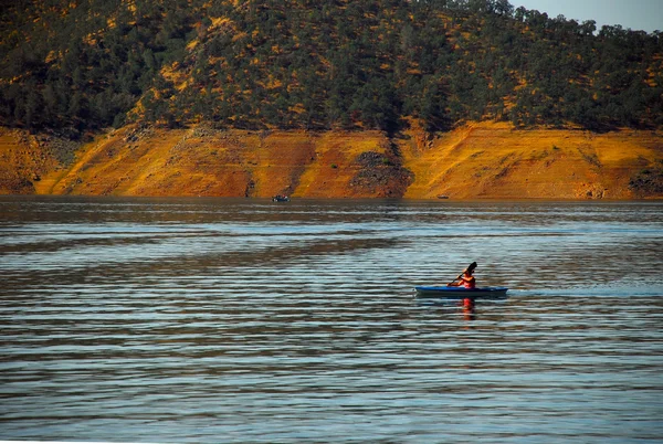 Kaliforniya dağlarında Mavi Göl kenarında tekne. — Stok fotoğraf