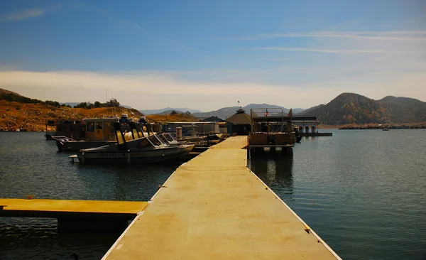 Boot auf dem blauen See in den Bergen Kaliforniens. — Stockfoto