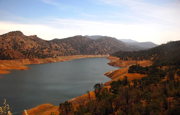 Beau lac bleu dans les montagnes de Californie . — Photo