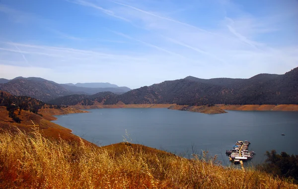 Båt på den blå sjön i bergen i Kalifornien. — Stockfoto