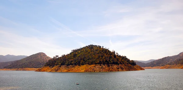 Kaliforniya dağlarında güzel Mavi Göl. — Stok fotoğraf