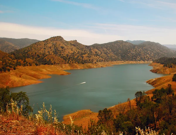在加利福尼亚州山区的蓝色的湖面上划船. — 图库照片