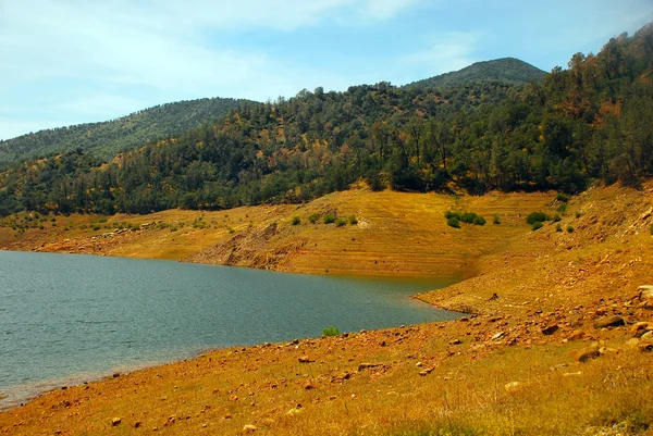 Prachtige blauwe meer in de bergen van Californië. — Stockfoto