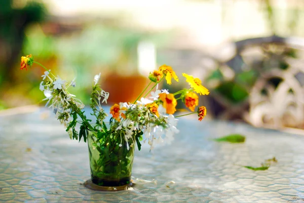 Wilted bouquet on the table — Stock Photo, Image