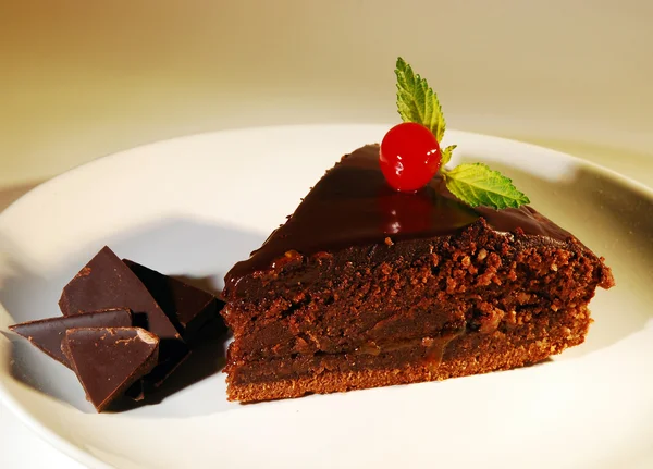 Pedazo de pastel de chocolate en un plato. — Foto de Stock