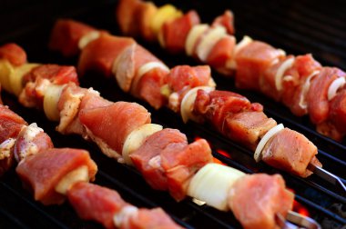 kavrulmuş sebze şiş kebap.