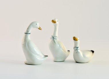 Kazlar, seramik figürler.