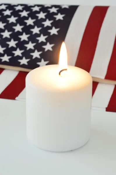 Bandera americana y una vela . — Foto de Stock