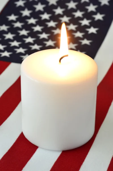 Amerikan lippu ja kynttilä . — kuvapankkivalokuva
