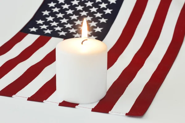 Bandeira americana e uma vela . — Fotografia de Stock
