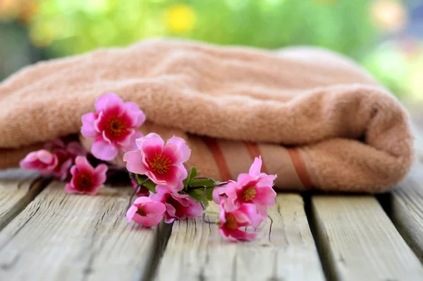 Toalla velas flores — Foto de Stock