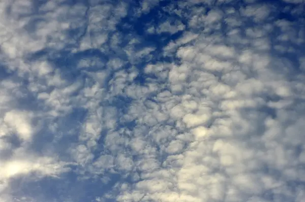 Cielo azul con nubes. — Foto de Stock