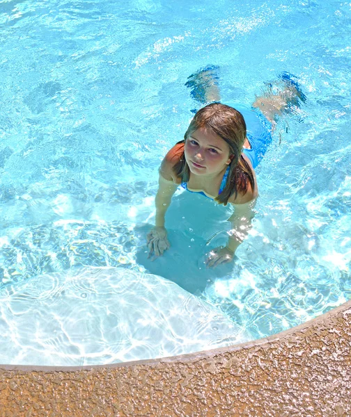 Chica en la piscina. — Foto de Stock