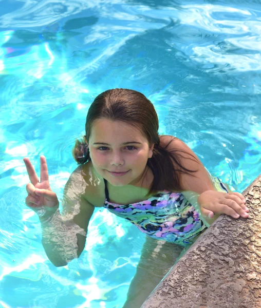 Chica en la piscina. —  Fotos de Stock