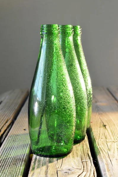 Botellas verdes vacías . — Foto de Stock