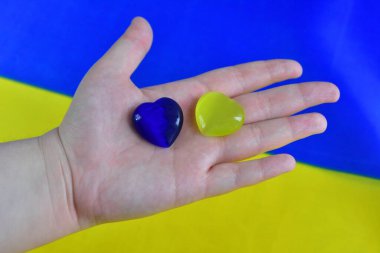 Ukrayna bayrağı taşıyan çocukların elleri 