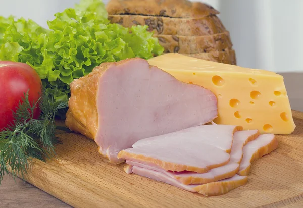 燻製肉とチーズ — ストック写真