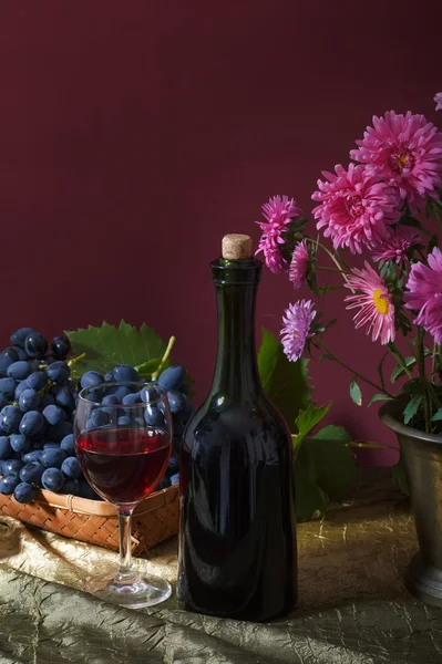 Bodegón con fruta y una botella de vino — Foto de Stock