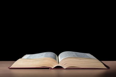 Kitap masanın üstünde.