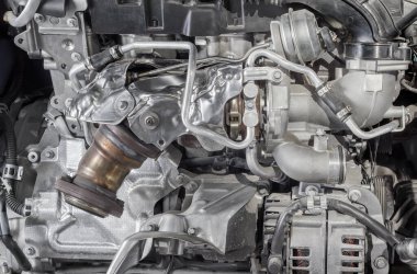 Araba motoru. Metal ve krom çelik parçalı modern otomobil motoru.