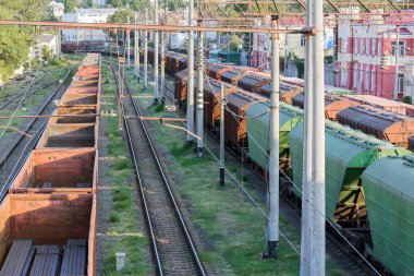 Odessa, Ukrayna - 11 Eylül 1917: raylı bir nakliye konteynırı taşıyan yük treni. İpotekli yük vagonlu bir lokomotifin çatıları. Demiryolunda malları olan yük vagonları..