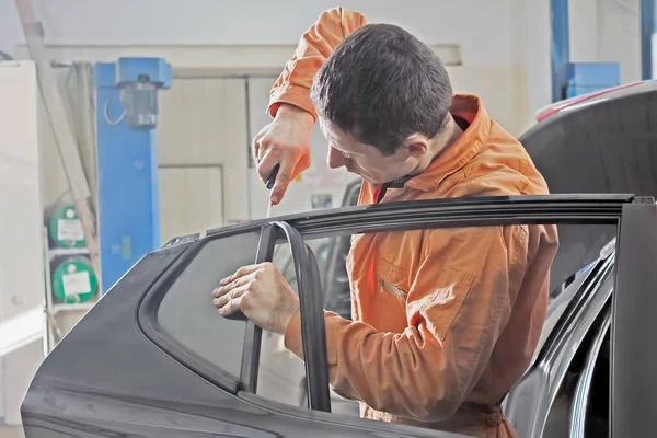 Trabalhador Serviço Automático Desmonta Porta Carro Para Reparação Restauração — Fotografia de Stock