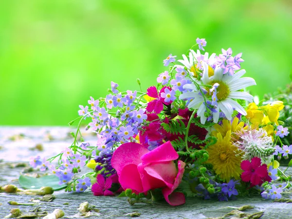 Ljusa färgglada bukett av vilda blommor — Stockfoto