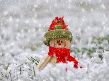 kar kardan adam gülümsüyor