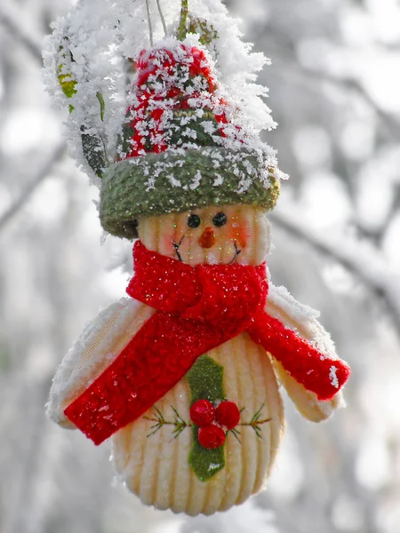 Pupazzo di neve sorridente nella neve — Foto Stock