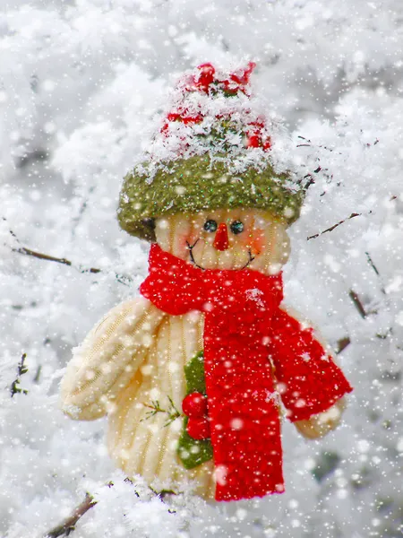 Boneco de neve sorridente na neve — Fotografia de Stock