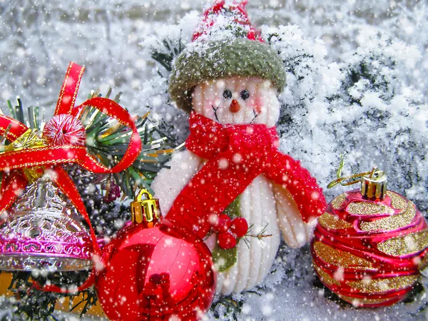 Lachende sneeuwpop in de sneeuw — Stockfoto