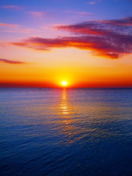 Salida del sol sobre el mar — Foto de Stock