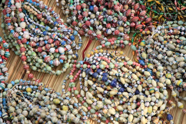 Halsketten aus Papierperlen - uganda — Stockfoto