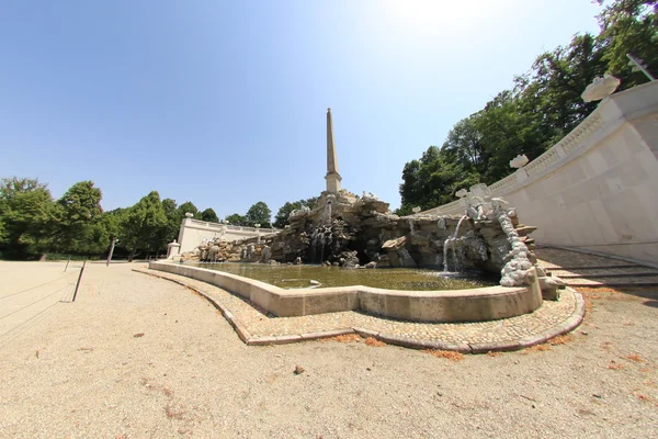 Brunnen im Schloss Schönbrunn, Wien — Stockfoto