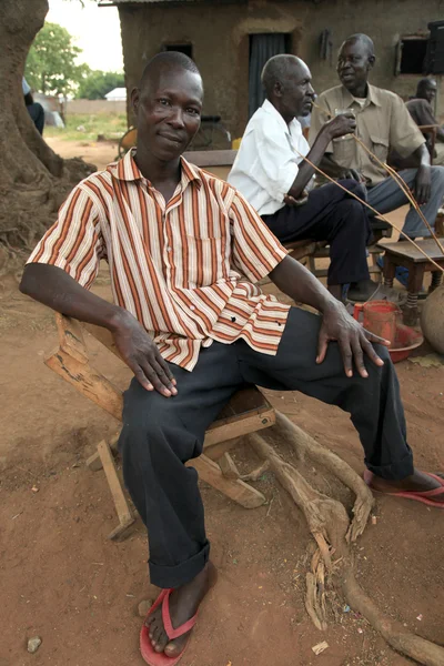 Пить местное пиво - Сороти, Уганда, Африка — стоковое фото