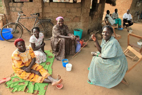 Dricka lokala brygden - soroti, uganda, Afrika — Stockfoto