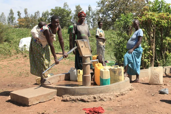 Pompowanie wody - uganda, Afryka — Zdjęcie stockowe