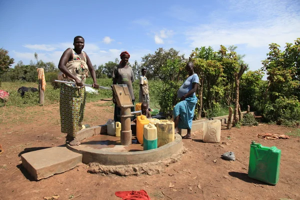 Pompaggio dell'acqua Uganda, Africa — Foto Stock