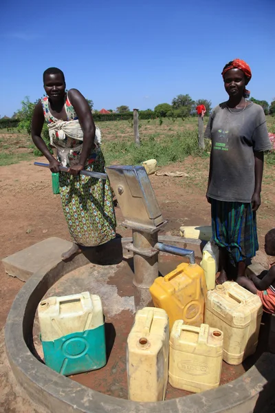 Verpompen van water - Oeganda, Afrika — Stockfoto