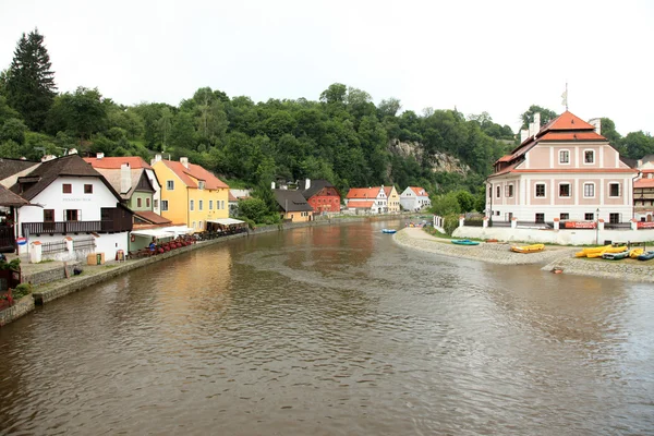 У кафе Riva - Ческі Крумлов, Чеська Республіка — стокове фото