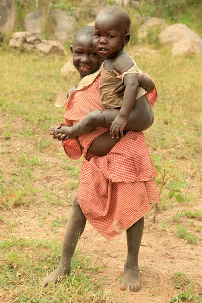 可怜的年轻女孩-阿贝拉的岩石，乌干达非洲 — 图库照片
