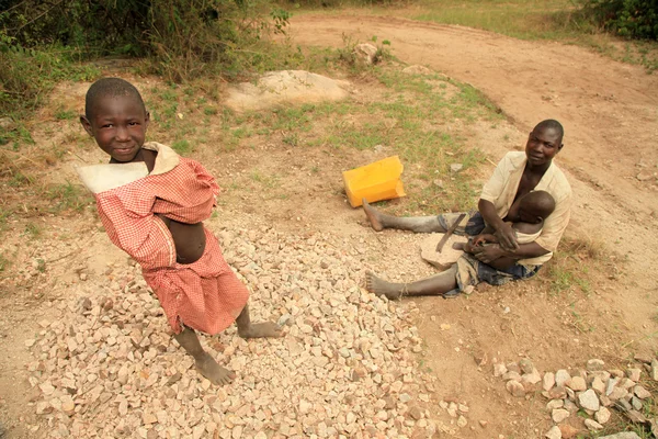 Unga fattiga flicka - abela rock, uganda, Afrika — Stockfoto