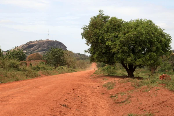 Stoffige weg die leidt naar abela rock, Oeganda, Afrika — Stockfoto