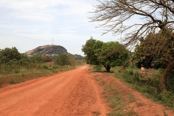 Stoffige weg die leidt naar abela rock, Oeganda, Afrika — Stockfoto