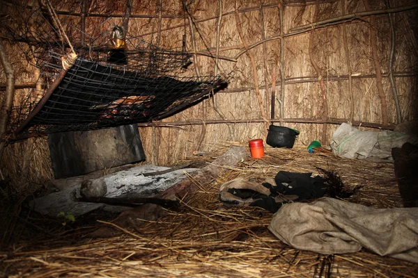 Interno capanna - galleggianti pesca villaggio - uganda, africa — Foto Stock