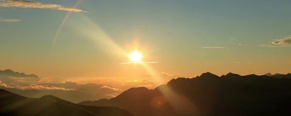 Sonnenaufgang in den Bergen — Stockfoto