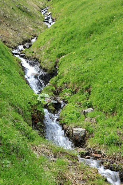 Kristallklart vattenfall — Stockfoto