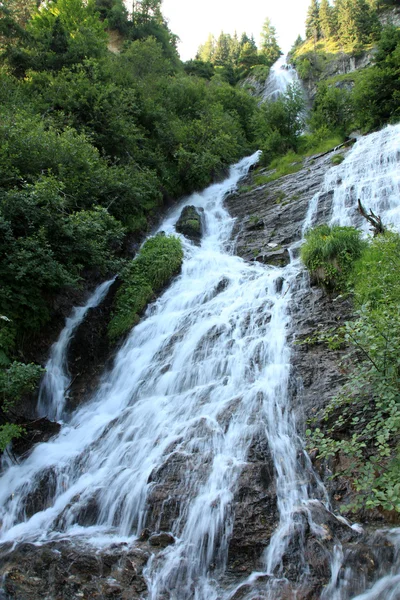 Кристально чистый водопад — стоковое фото