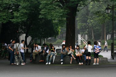 okul çocukları okuyor - ueno park, tokyo, Japonya