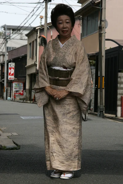 京都で芸者女性日本します。 — ストック写真